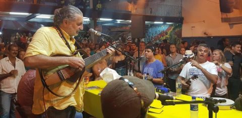 Moacyr Luz e o Samba do Trabalhador numa segunda-feira no Renascença: dia útil para a boemia (Foto: Oscar Valporto)