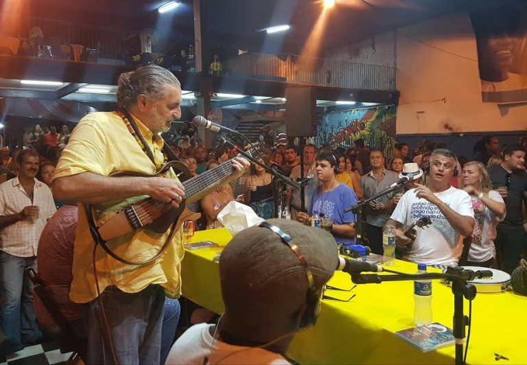 Moacyr Luz e o Samba do Trabalhador numa segunda-feira no Renascença: dia útil para a boemia (Foto: Oscar Valporto)