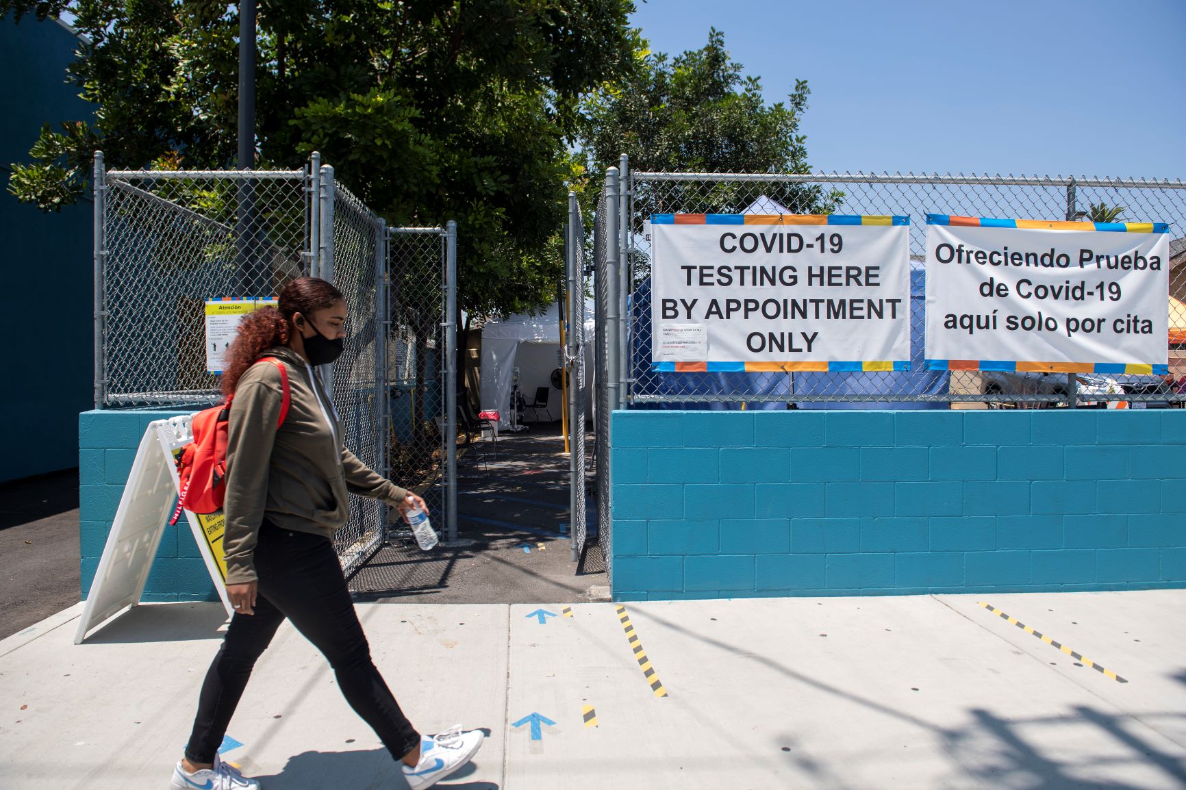 Ponto de testagem em Los Angeles, Califórnia, apenas com hora marcada: testes gratuitos são poucos e com procura muito maior que capacidade (Valerie Macon/AFP)