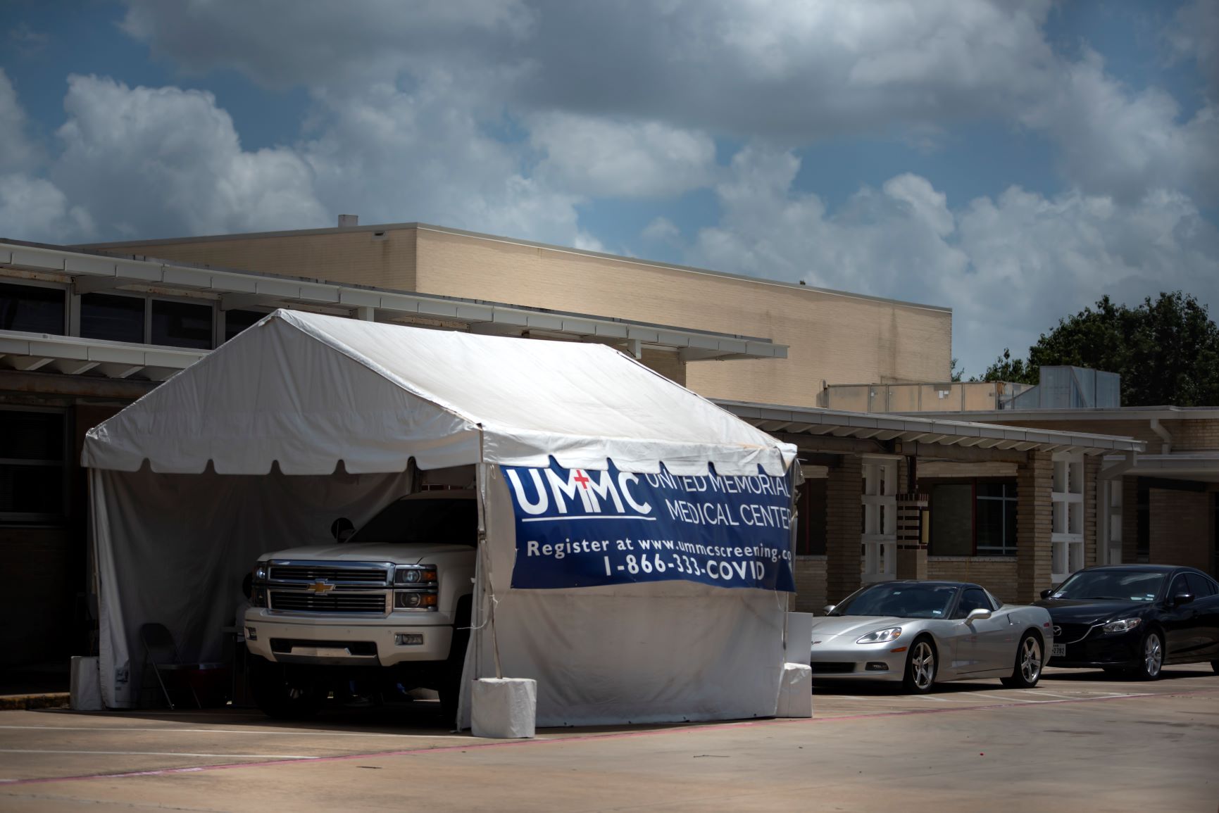 Fila de carros para testagem de covid-19 em escola de Houston: texanos enfrentam filas de horas e resultados demoram até uma semana (Foto: Mark Félix/AFP)