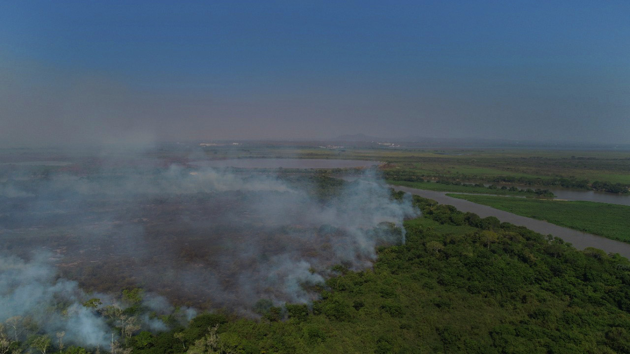 Área do Pantanal em chamas perto de Corumbá: militares do Exército, da FAB e da Marinha reforçam combate ao foto que tem levado nuvens de fumaça na cidade (Foto: CBMS)