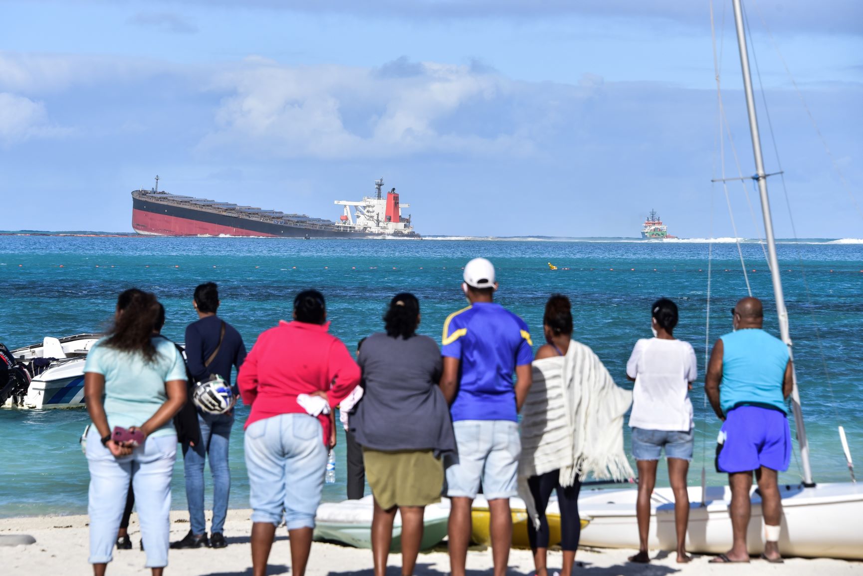 Moradores acompanham operação para retirar o resto do óleo do navio encalhado: impacto no meio ambiente, na pesca e no turismo (Beekash Roopun /L'Express Maurice/AFP)