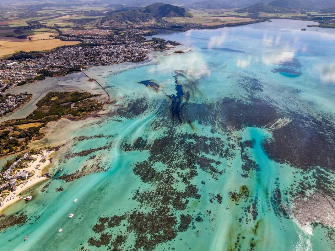 Mancha de óleo sobre os recifes na costa das Ilhas Maurício: ameaça à diversidade no Oceano Pacífico (Foto: AFP)