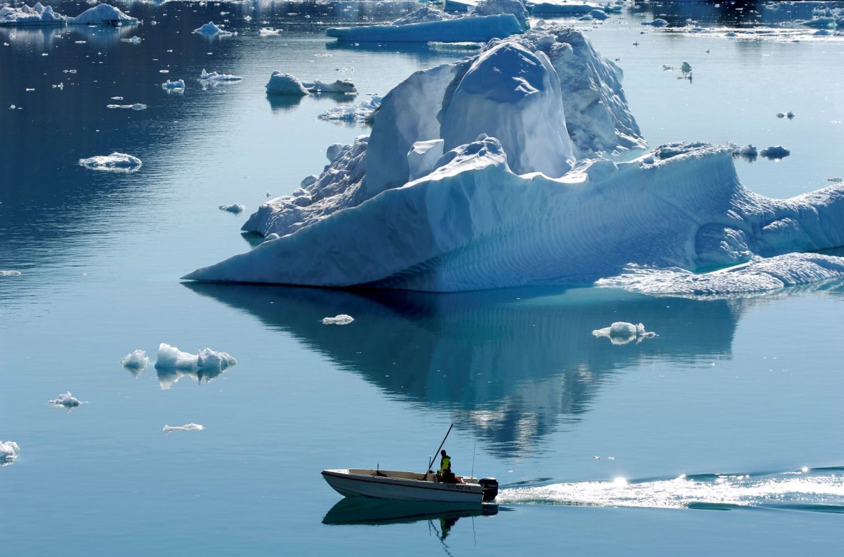 Bloco de gelo boiando ao leste da Groenlândia: pesquisadores apontam que degelo chegou a ponto irreversível (Foto: Phillippe Roy/AFP)