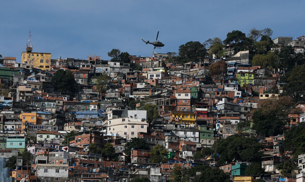 Helicóptero policial sobrevoa Rocinha: decisão do STF limita uso de aeronave a casos excepcionais (Foto: Fernando Frazão/Agência Brasil)