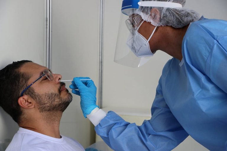 Testagem em posto na comunidade: Fiocruz vai coordenar projeto para fazer diagnóstico precoce e acompanhamento clínico através da telemedicina (Foto: Peter Ilicciev)