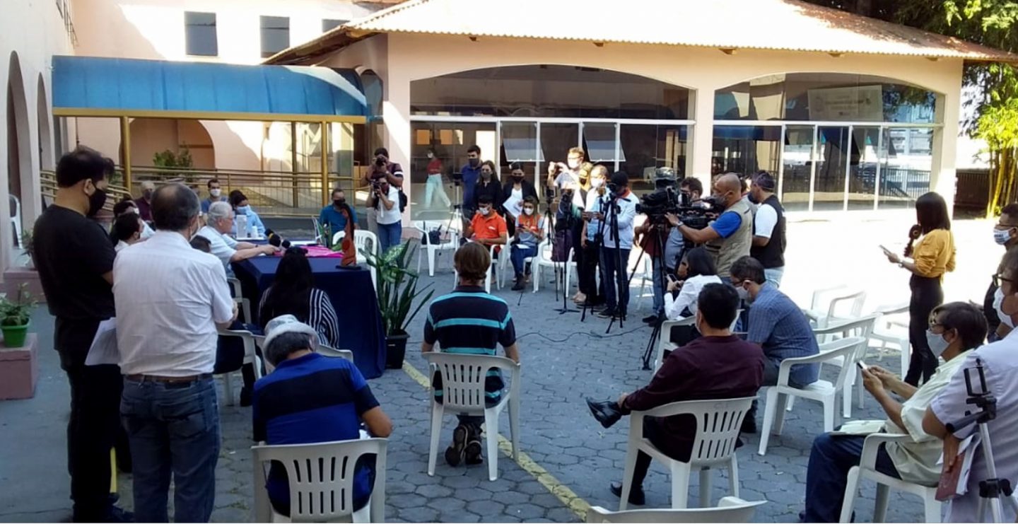 O bispo do Amazonas, representantes de entidades e do Ministério Público: manifesto pelo fim da operação da PM perto de terra indígena (Foto: Clodoaldo Pontes/CPT)