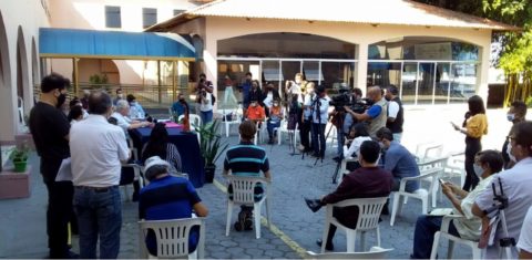 O bispo do Amazonas, representantes de entidades e do Ministério Público: manifesto pelo fim da operação da PM perto de terra indígena (Foto: Clodoaldo Pontes/CPT)