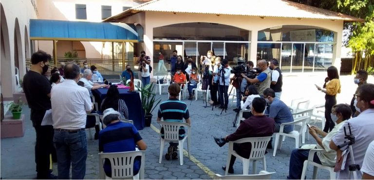 O bispo do Amazonas, representantes de entidades e do Ministério Público: manifesto pelo fim da operação da PM perto de terra indígena (Foto: Clodoaldo Pontes/CPT)