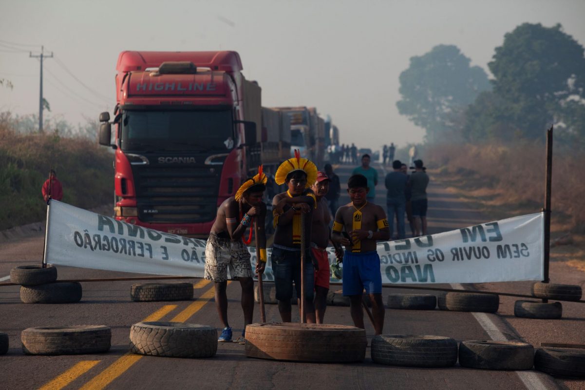 Indígenas fecham BR-163 sob fumaça das queimadas: protesto contra invasão de terras e falta de assistência para enfrentar covid-19 (Foto: Ernesto Carriço/NurPhoto/AFP)