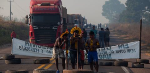 Indígenas fecham BR-163 sob fumaça das queimadas: protesto contra invasão de terras e falta de assistência para enfrentar covid-19 (Foto: Ernesto Carriço/NurPhoto/AFP)