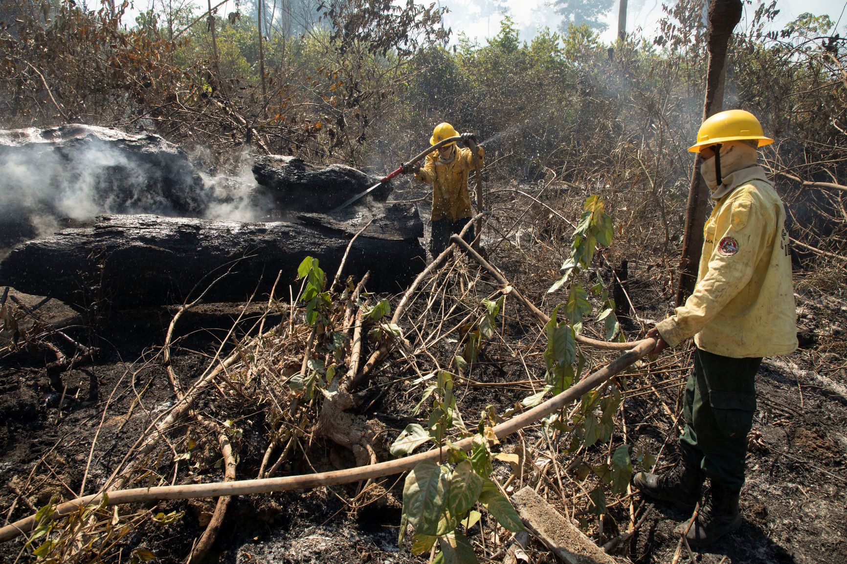 Equipe do Ibama combate queimadas no sudoeste do Pará: com fogo descontrolada, Brasil caminha para bater recordes de desmatamento e fogo (Foto: Ernesto Carriço/NurPhoto/AFP)