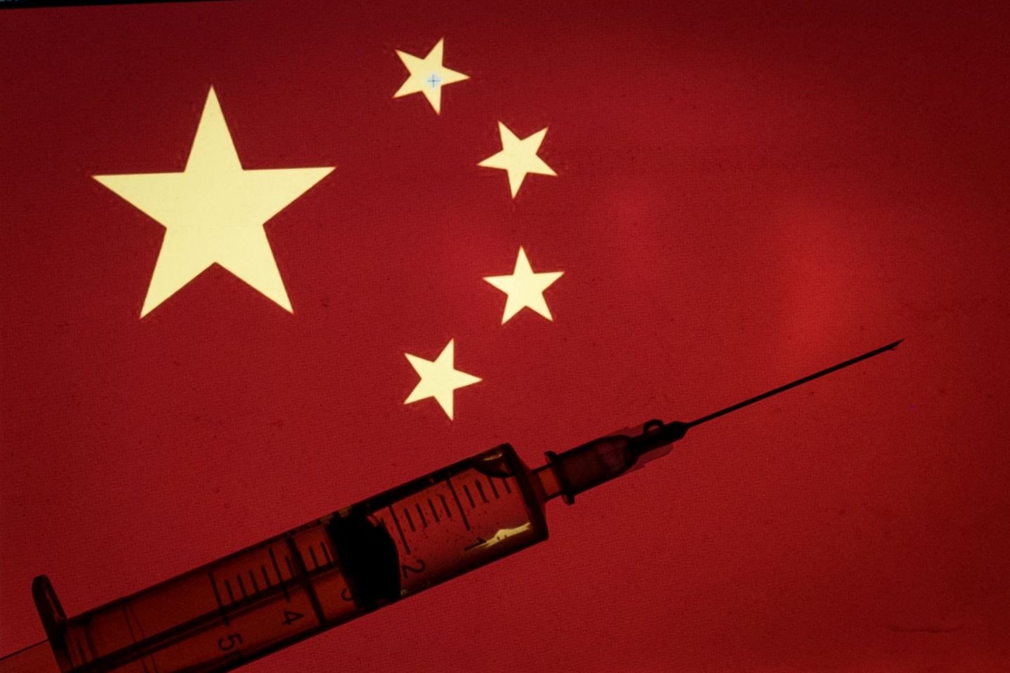 A bandeira da China e uma seringa representando a vacina contra a covid-19: tema de disputa geopolítica (Andrea Ronchini/NurPhoto/ AFP)