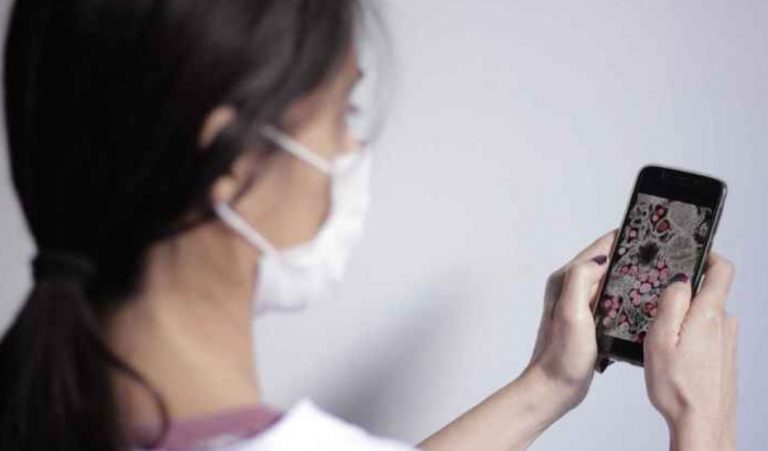 Com a pesquisa desenvolvida pela UFMG, O aparelho celular agregará todo o sistema para o teste rápido de diagnóstico da covid-19 (Foto: Raphaella Dias/UFMG)