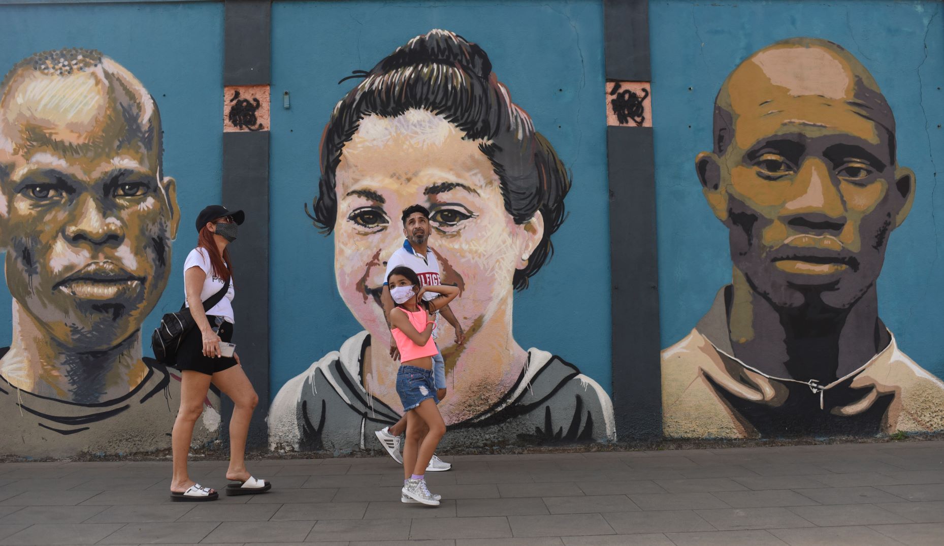 Visitantes passeiam pelo Porto Maravilha, no Rio: virologista alerta que mesmo quem já foi infectado deve continuar usando máscara (Foto: Fábio Teixeira/Nur Photo/AFP)