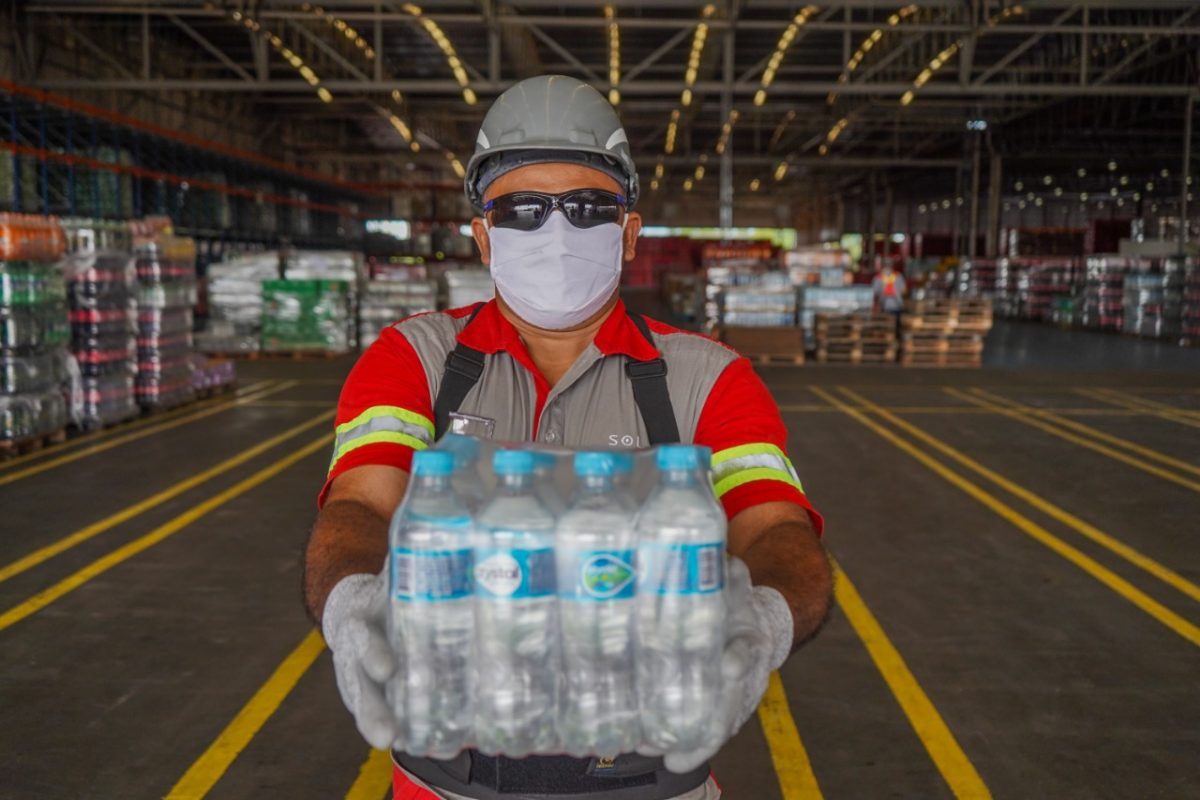 Mais de 2,3 milhões de garrafas de água mineral Crystal doadas a profissionais de saúde