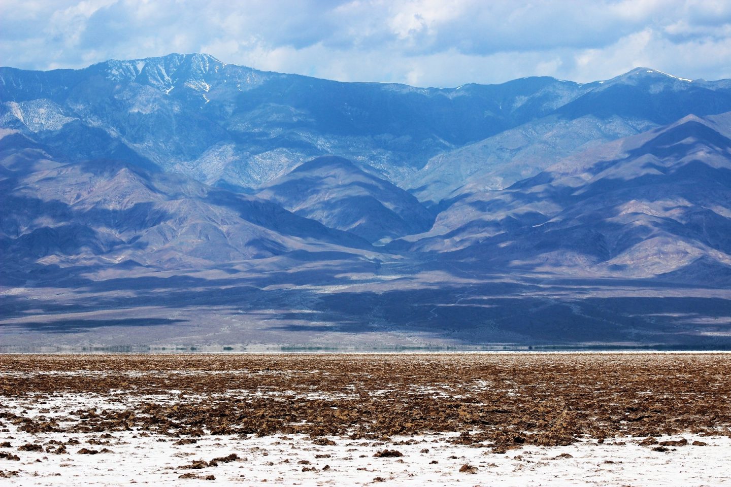 O lugar mais quente da Terra: Na Badwater Basin, 86 metros abaixo do nível do mar, uma crosta fina de sal cobre o solo até onde a vista alcança. Foto Carla Lencastre