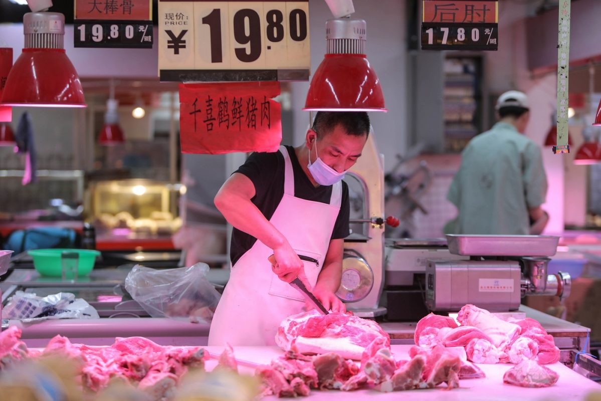 Vendedor corta carne em um mercado em Shenyang, na província de Liaoning, no nordeste da China. O país é o maior produtor mundial de proteína animal. Foto STR/AFP/China Out