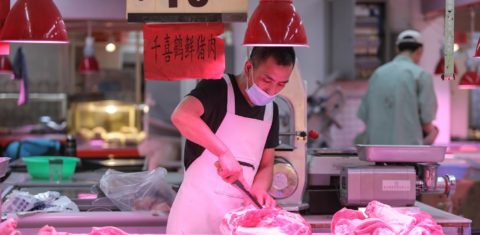 Vendedor corta carne em um mercado em Shenyang, na província de Liaoning, no nordeste da China. O país é o maior produtor mundial de proteína animal. Foto STR/AFP/China Out