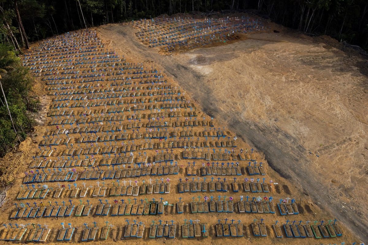 Vista aérea do cemitério de Nossa Senhora Aparecida, em Manaus. No Amazonas, o número de mortes em comparação com os anos anteriores superou a marca dos 80%. Foto Michael Dantas/AFP