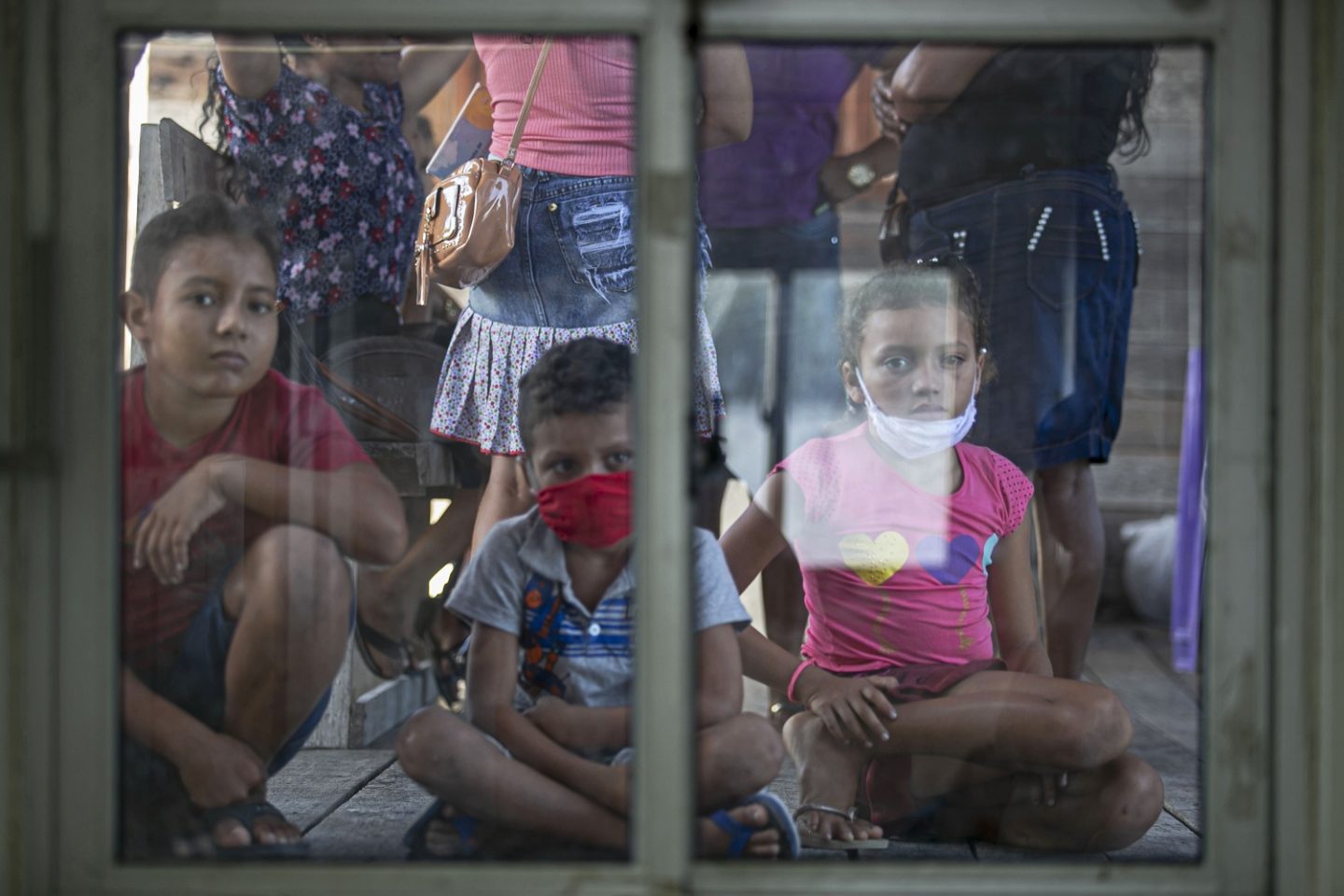 Crianças aguardam atendimento médico na Unidade de Navios de Assistência Médica atracada na comunidade de Selma Barra, no rio Buissu, município de Melgaco, na ilha de Marajó, no Pará. Foto Tarso Sarraf/AFP