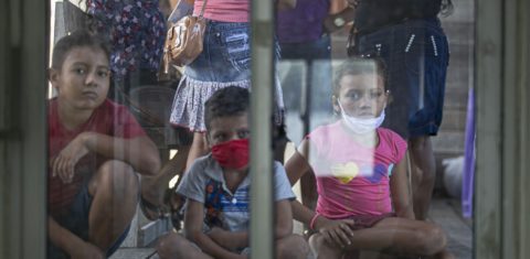 Crianças aguardam atendimento médico na Unidade de Navios de Assistência Médica atracada na comunidade de Selma Barra, no rio Buissu, município de Melgaco, na ilha de Marajó, no Pará. Foto Tarso Sarraf/AFP