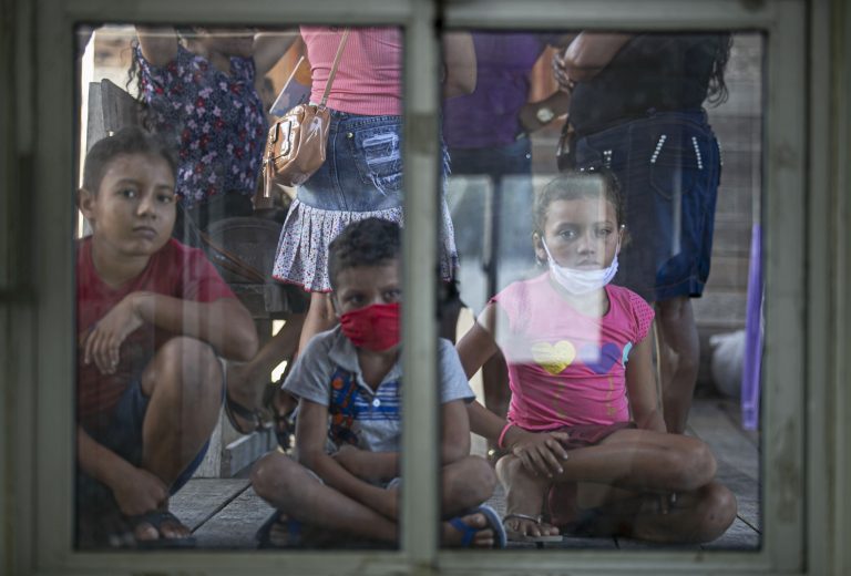 Crianças aguardam atendimento médico na Unidade de Navios de Assistência Médica atracada na comunidade de Selma Barra, no rio Buissu, município de Melgaco, na ilha de Marajó, no Pará. Foto Tarso Sarraf/AFP