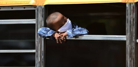 Menino da etnia Miskito olha pela janela de um ônibus na cidade de Tegucigalpa, em Honduras. Foto Orlando Sierra/AFP (Julho/2020)
