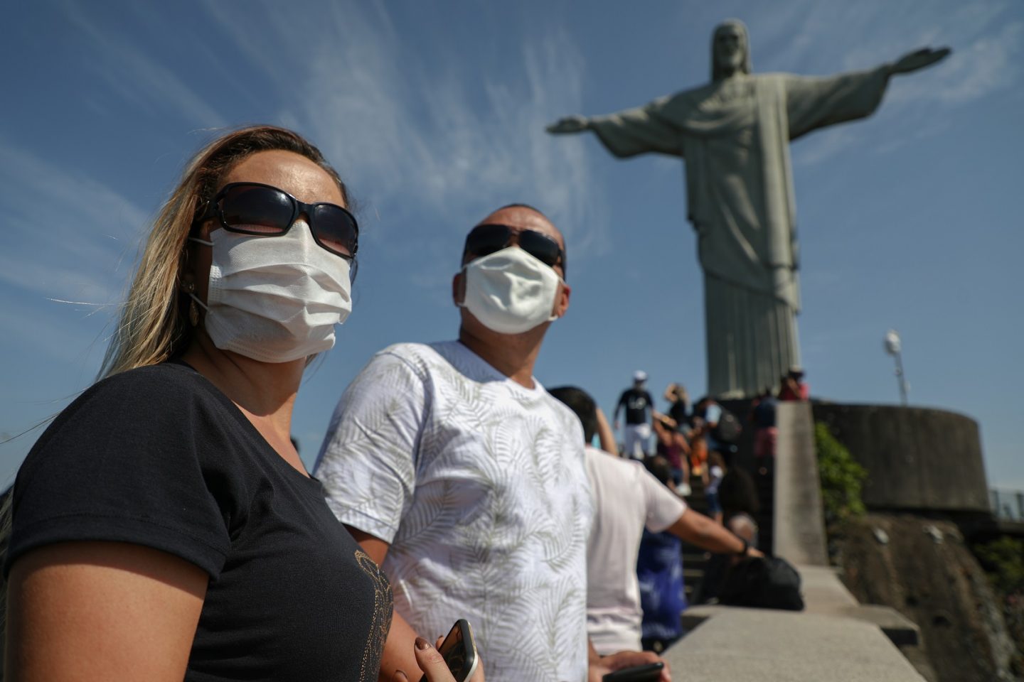 Turistas visitam o Cristo Redentor, no Rio de Janeiro, no dia da reabertura das atrações turísticas na cidade. Fot Fabio Motta/AFP