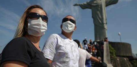 Turistas visitam o Cristo Redentor, no Rio de Janeiro, no dia da reabertura das atrações turísticas na cidade. Fot Fabio Motta/AFP