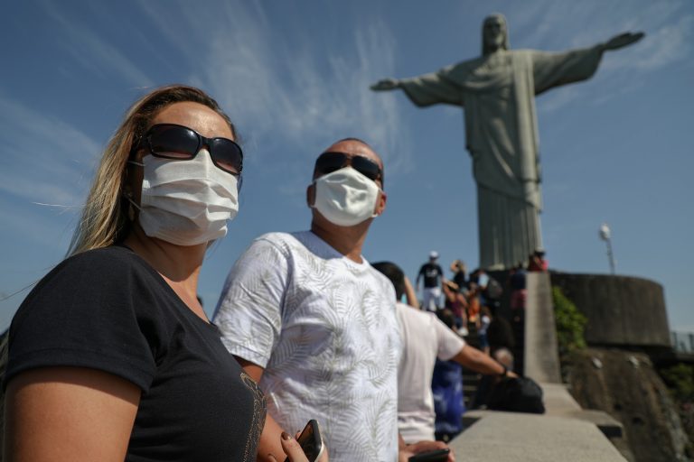 Turistas visitam o Cristo Redentor, no Rio de Janeiro, no dia da reabertura das atrações turísticas na cidade. Fot Fabio Motta/AFP