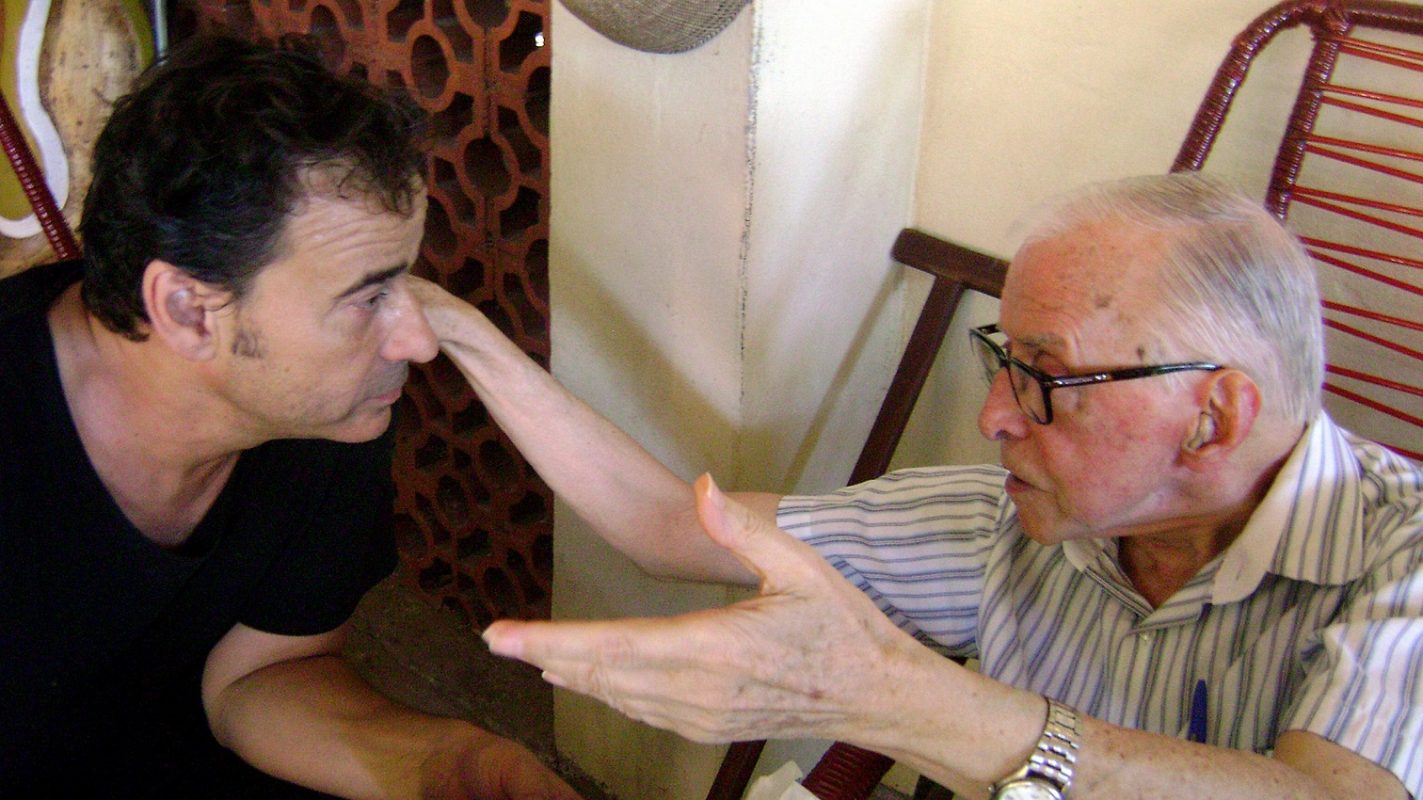 Pedro Casaldáliga, em janeiro de 2012, conversa com o ator espanhol Eduard Fernandez, em São Félix do Araguaia, no Mato Grosso. Foto AFP