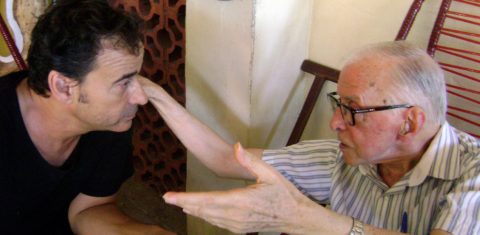 Pedro Casaldáliga, em janeiro de 2012, conversa com o ator espanhol Eduard Fernandez, em São Félix do Araguaia, no Mato Grosso. Foto AFP