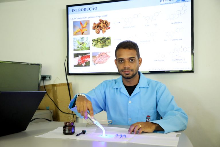 O pesquisador Marcos Oliveira na Ufal: incorporação de própolis vermelha à resina para dificultar o aparecimento da cárie e vai agredir menos a mucosa da gengiva (Foto: Renner Boldrino/Ufal)