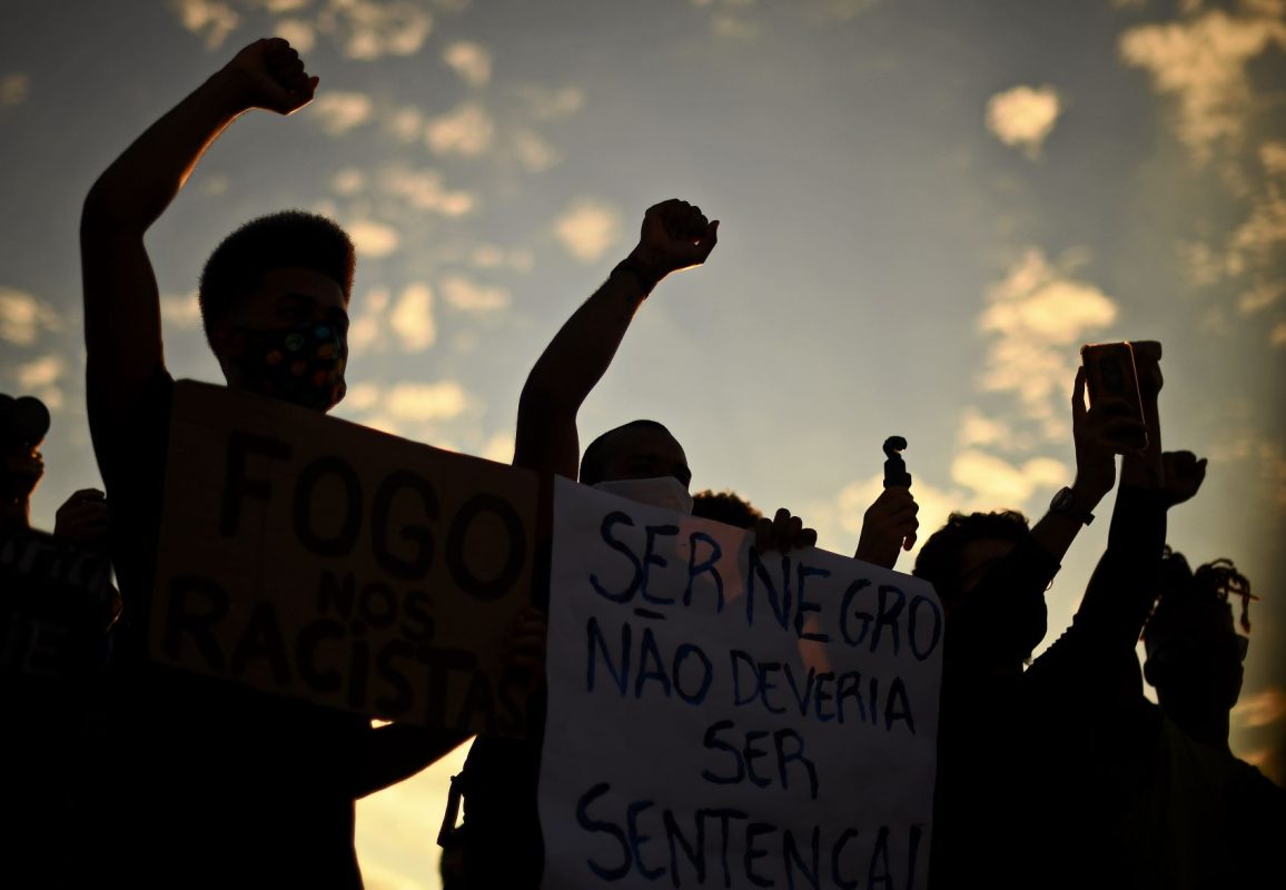 Jovens negros em manifestação contra o racismo e em defesa da democracia no Rio de Janeiro: protestos de cara nova (Foto: Carl de Souza/AFP)