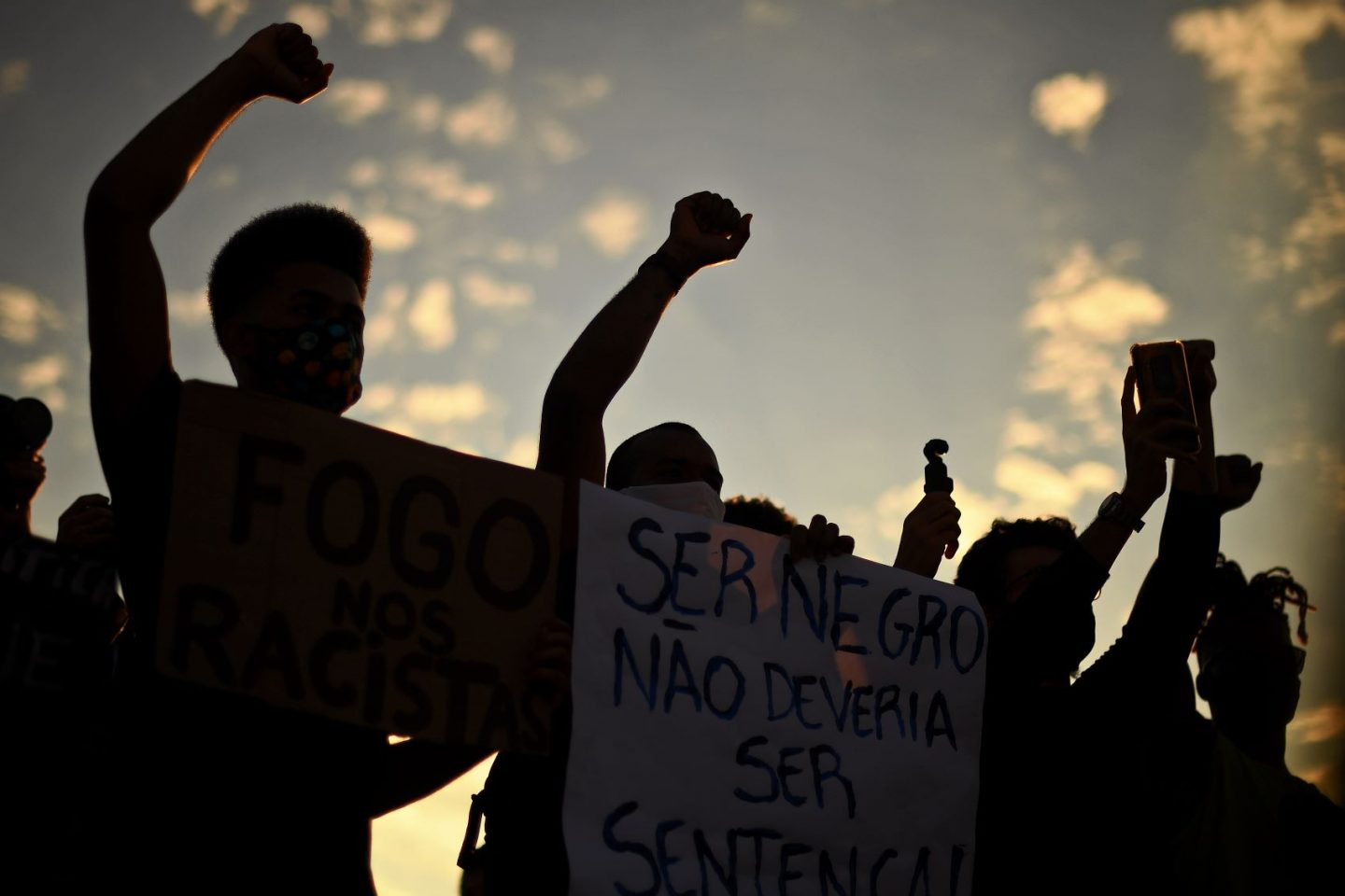Jovens negros em manifestação contra o racismo e em defesa da democracia no Rio de Janeiro: protestos de cara nova (Foto: Carl de Souza/AFP)