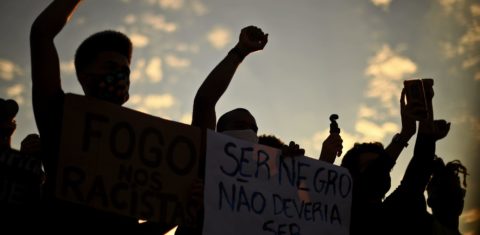 Jovens negros em manifestação contra o racismo e em defesa da democracia no Rio de Janeiro: protestos de cara nova (Foto: Carl de Souza/AFP)