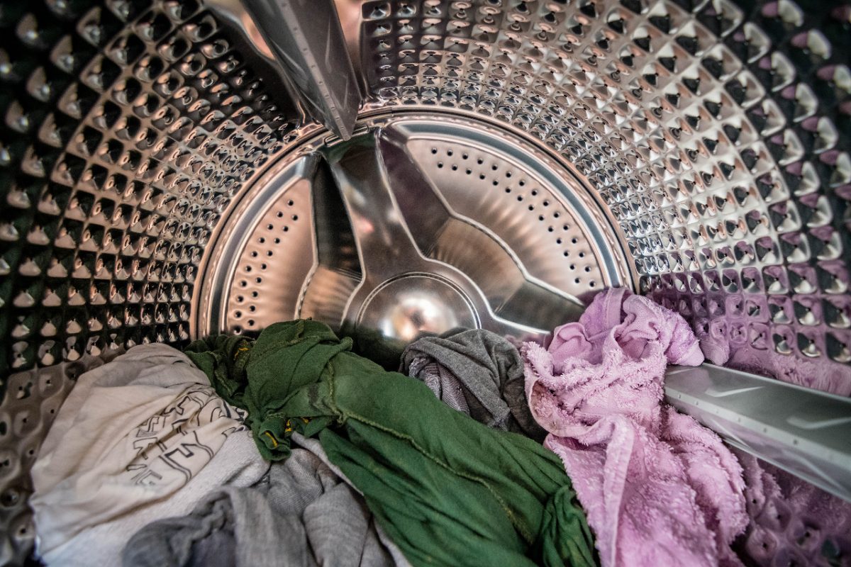 Estimativas indicam que em cada lavagem em uma máquina pequena, pelo menos 700 mil fibras são despejadas no meio ambiente (Foto: Artur Moês/Coordcom UFRJ)