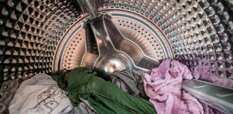 Estimativas indicam que em cada lavagem em uma máquina pequena, pelo menos 700 mil fibras são despejadas no meio ambiente (Foto: Artur Moês/Coordcom UFRJ)