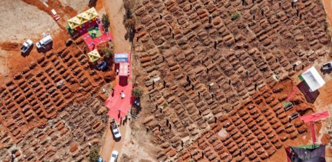 Funerais simultâneos no Cemitério de Olifantsvlei, em Soweto, na África do Sul: país lidera número de casos e mortes por covid-19 no continente onde os reflexos da pandemia afetam programas contra aids, malária e tuberculose (Marco Longari/AFP)