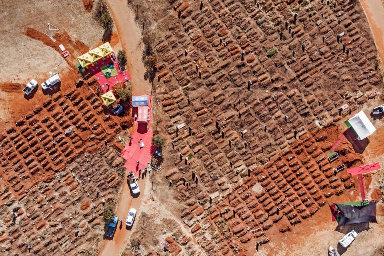 Funerais simultâneos no Cemitério de Olifantsvlei, em Soweto, na África do Sul: país lidera número de casos e mortes por covid-19 no continente onde os reflexos da pandemia afetam programas contra aids, malária e tuberculose (Marco Longari/AFP)