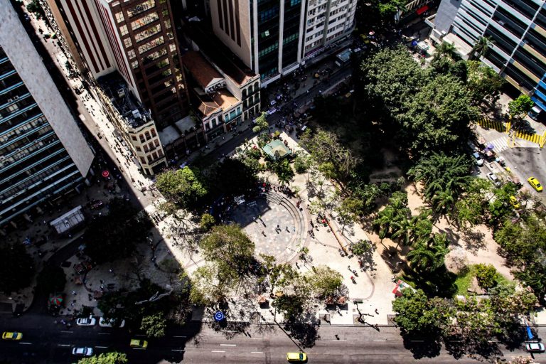 A área do antigo Buraco do Lume é a mais verde, vizinha à Praça Mario Lago, com seu anfiteatro: alvo de cobiça para construção de prédio (Foto: Suellen Lessa/Alerj)