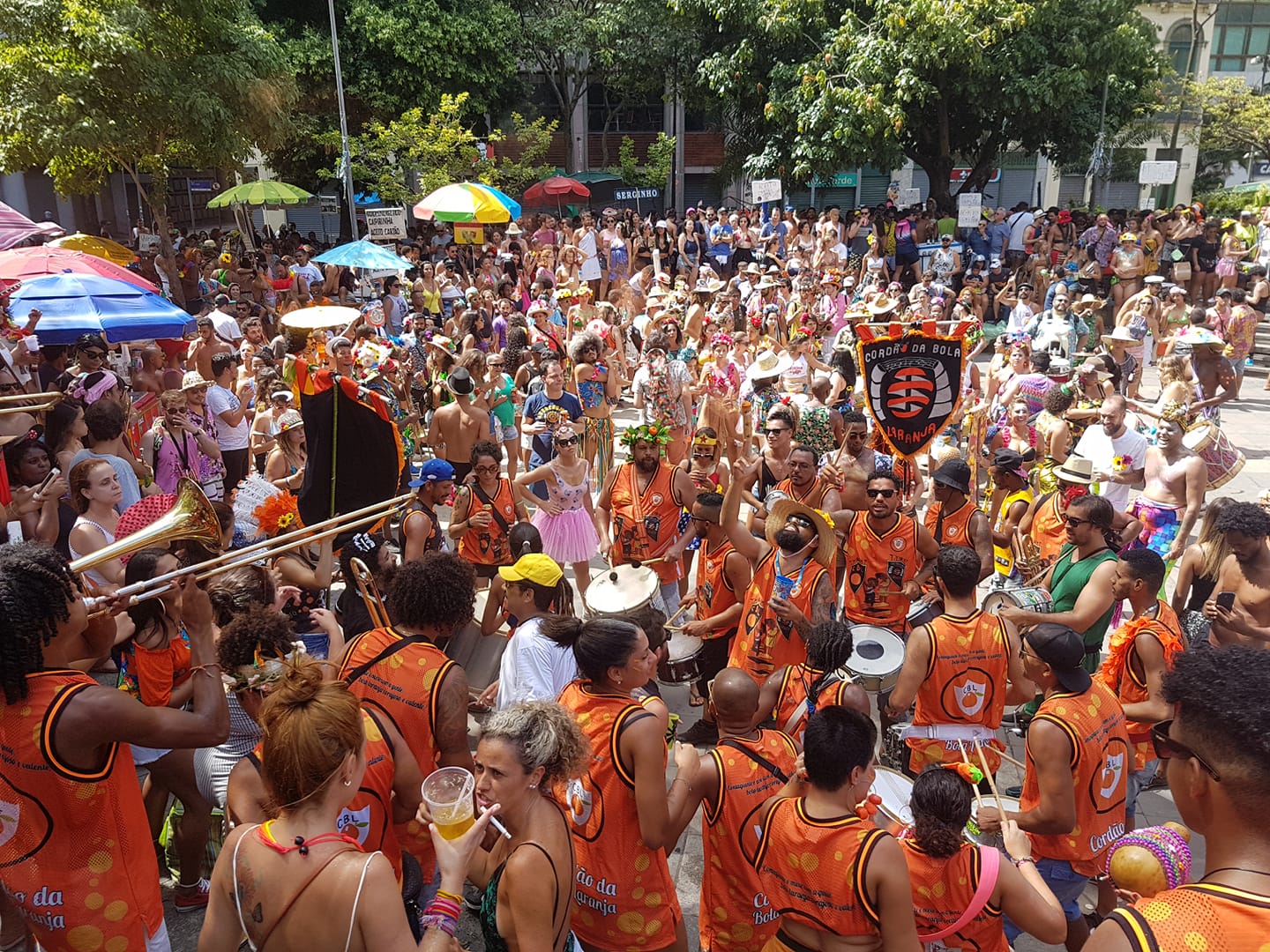 Cordão da Bola Laranja e a folia no Buraco do Lume: ponto de encontro carnavalesco no Centro do RIo (Foto: Oscar Valporto)