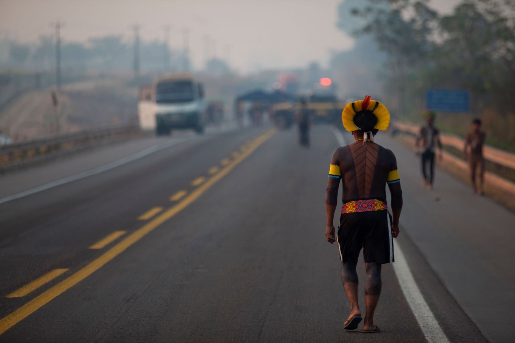 Fumaça de queimadas sobre a BR-183 interrompida pelos indígenas: Na primeira quinzena de agosto, foram registrados 3.079 focos de calor em torno das TIs Baú e Menkragnoti (Foto: Ernesto Carriço/NurPhoto/AFP)