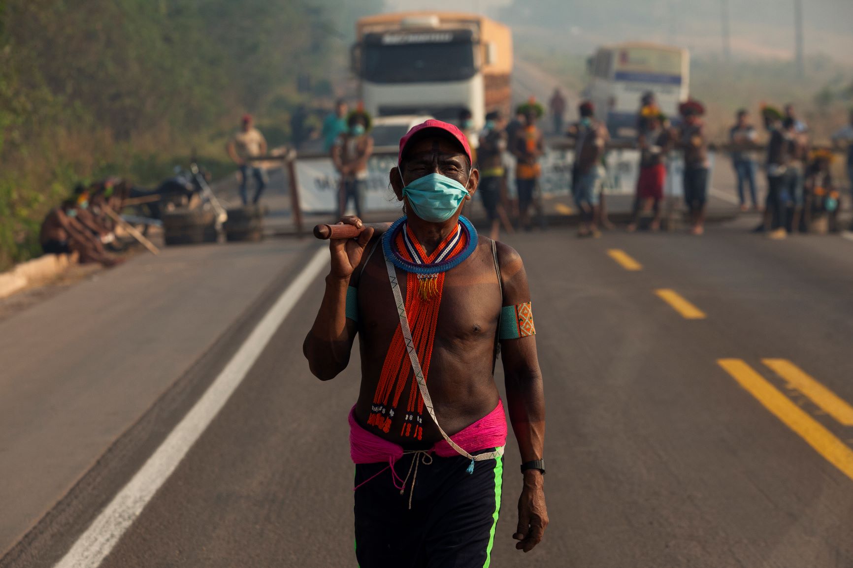 Kayapós interrompendo a estrada: juíza do Pará expediu ordem para polícia desobstruir via mas indígenas prometem reagir (Foto: Ernesto Carriço/NurPhoto/AFP)