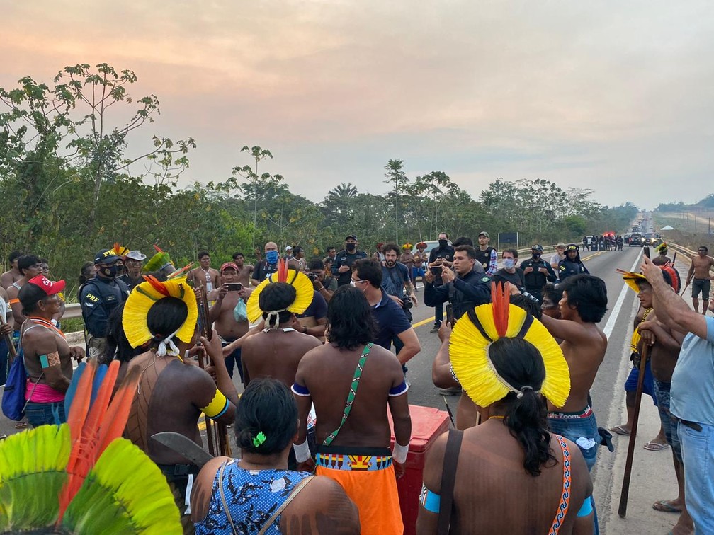 Indígenas, policiais federais e policiais rodoviárias na BR-163: tensão crescente na estrada (Foto: Instituto Kabu)