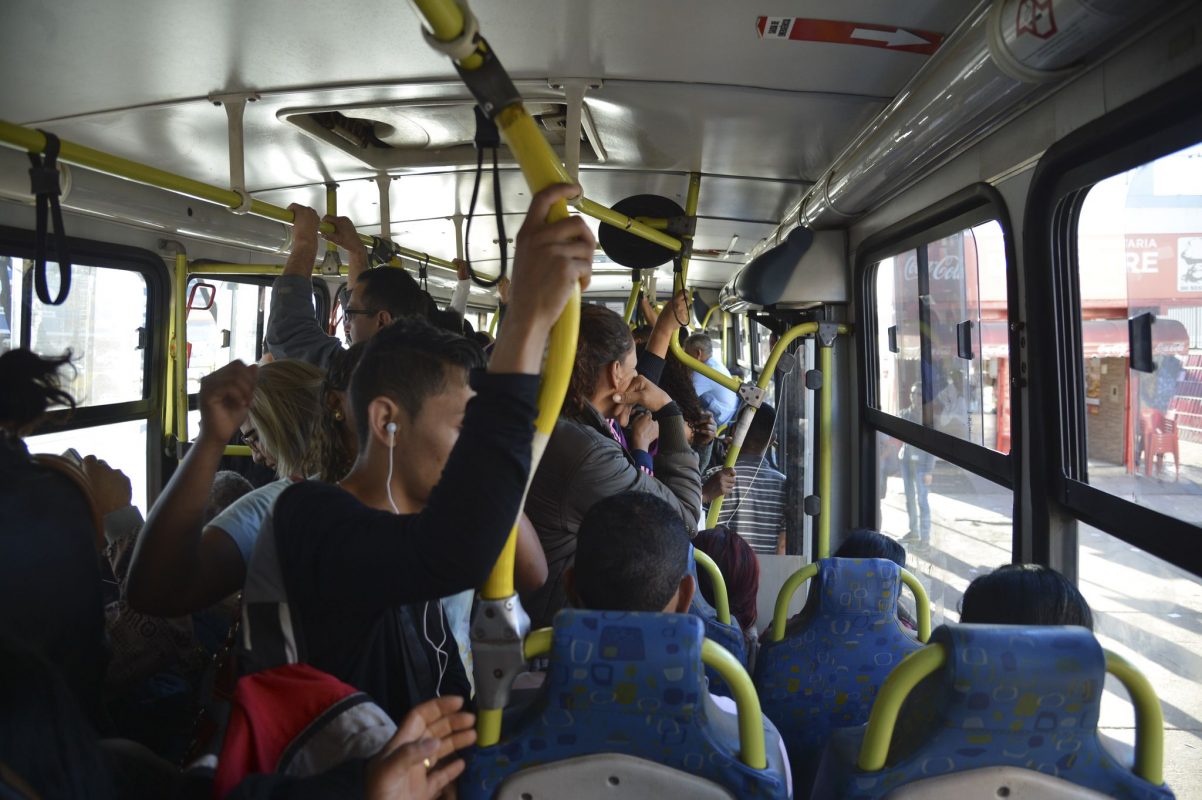Ônibus lotado em Brasília: análise de contratos mostra que problemas como superlotação e alto custo das passagens começa na licitação (Foto: José Cruz/Agência Brasil)