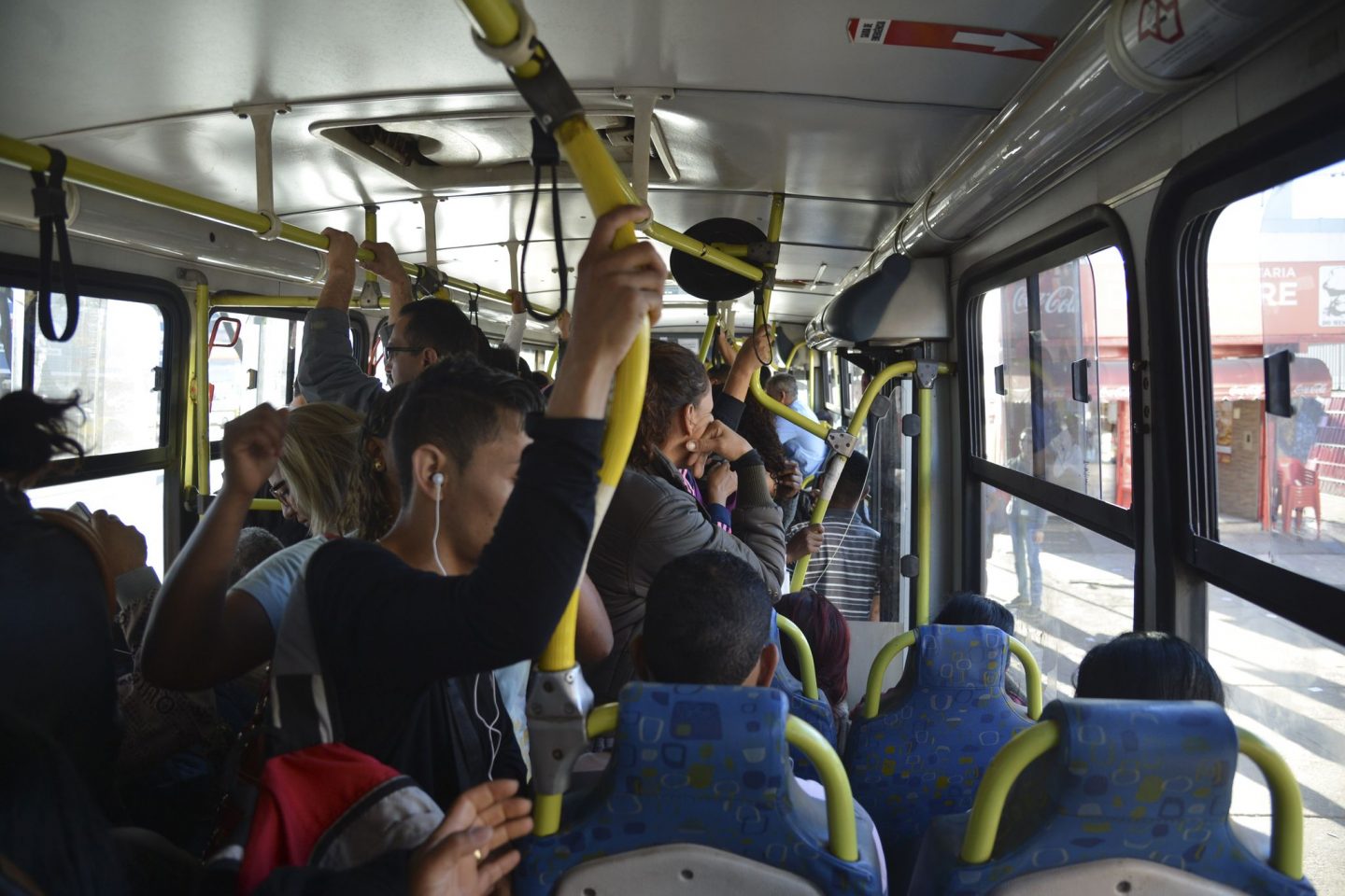 Ônibus lotado em Brasília: análise de contratos mostra que problemas como superlotação e alto custo das passagens começa na licitação (Foto: José Cruz/Agência Brasil)