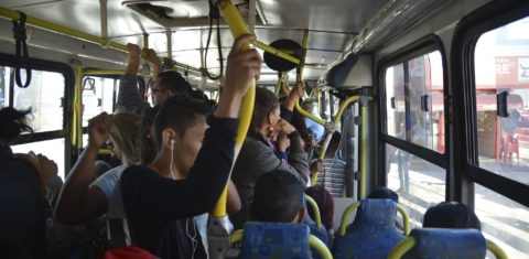 Ônibus lotado em Brasília: análise de contratos mostra que problemas como superlotação e alto custo das passagens começa na licitação (Foto: José Cruz/Agência Brasil)