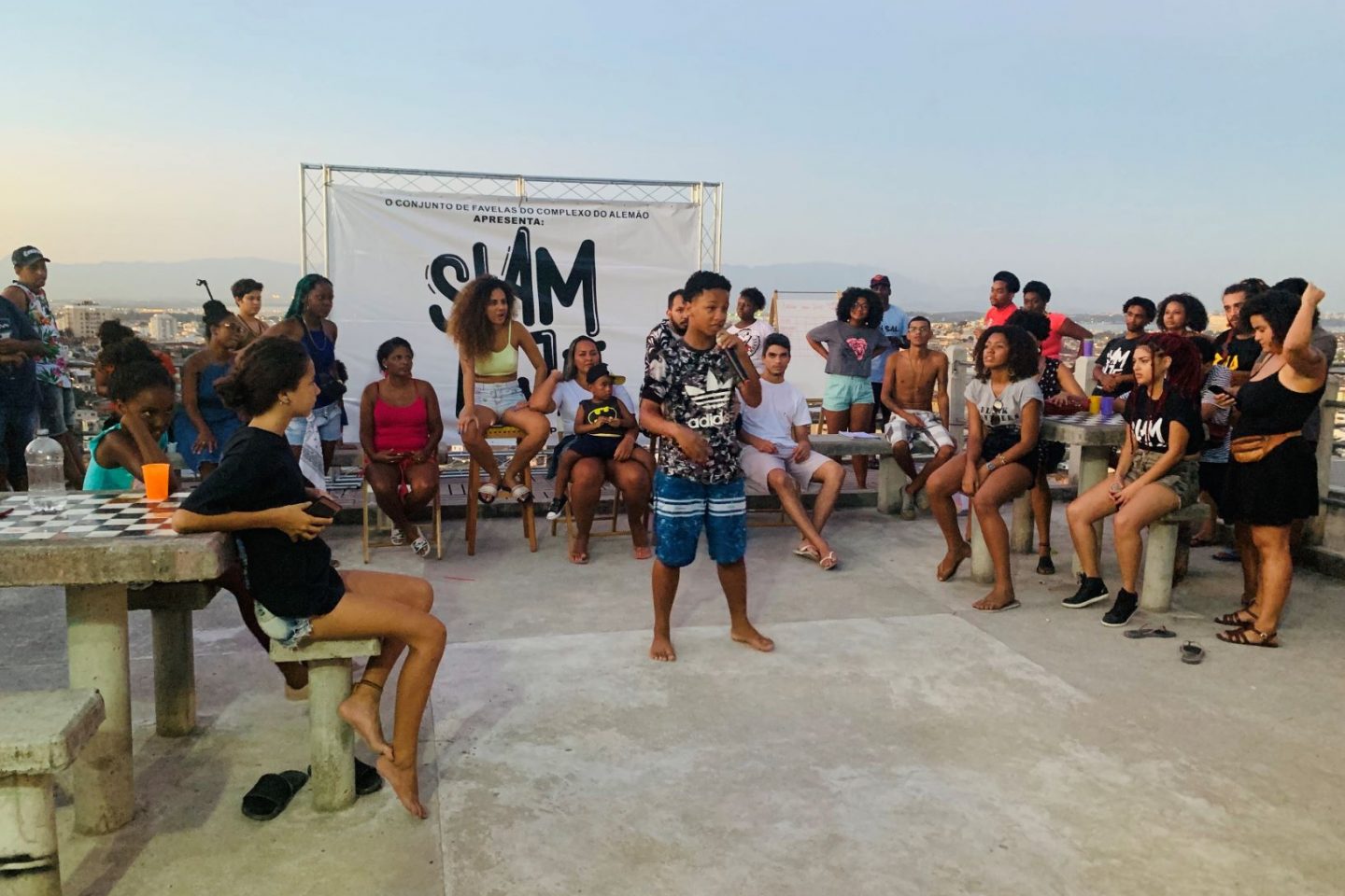 Competição de slam (poesia falada) no Complexo do Alemão no Rio de Janeiro: desafio para os gestores é fazer recursos da Lei Aldir Blanc chegarem a quem ficou sem renda durante a pandemia (Foto: Larissa Amorim/Casa Fluminense)